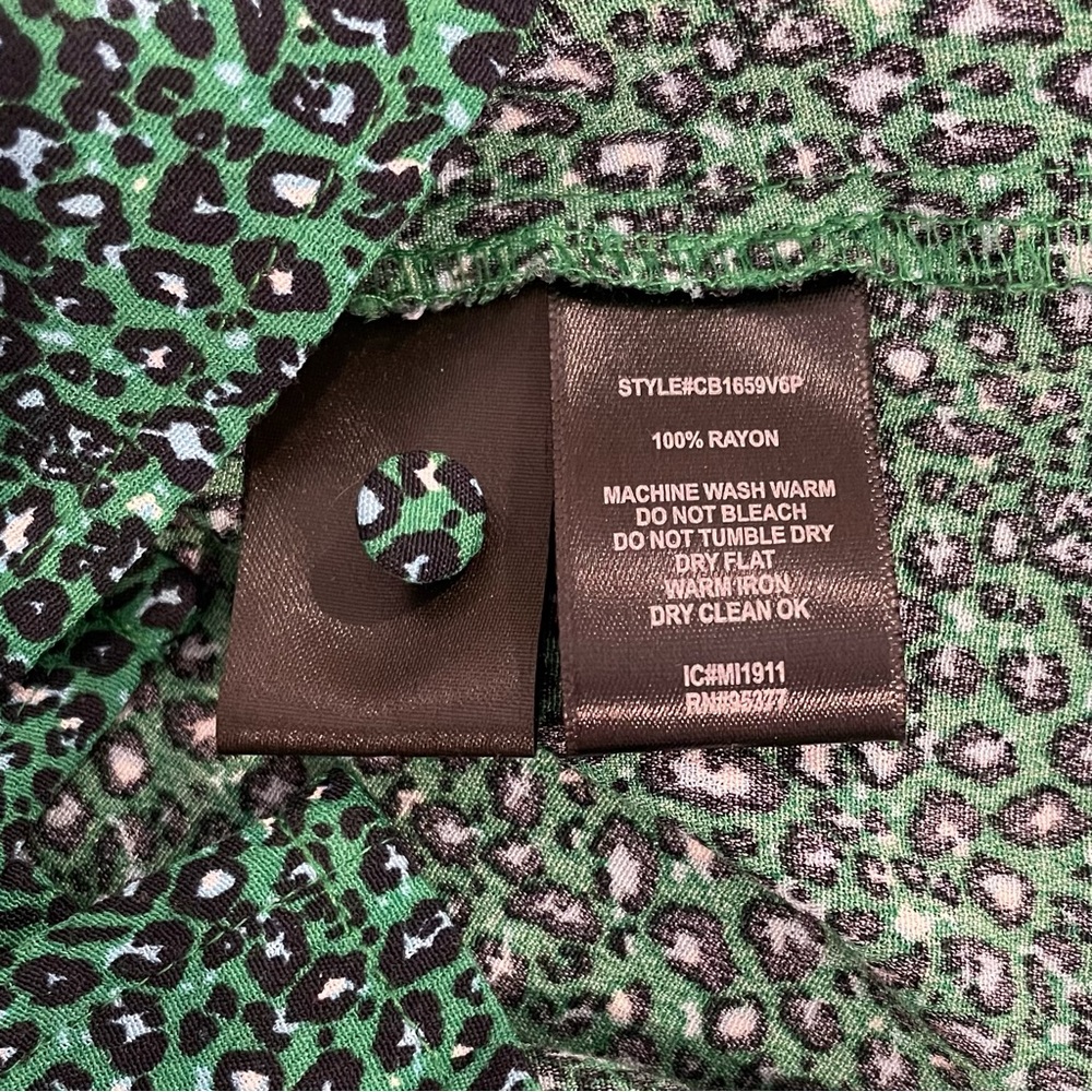 Sanctuary Noelle Animal Print Green and Black V Neck Blouse XL - Picture 3 of 10